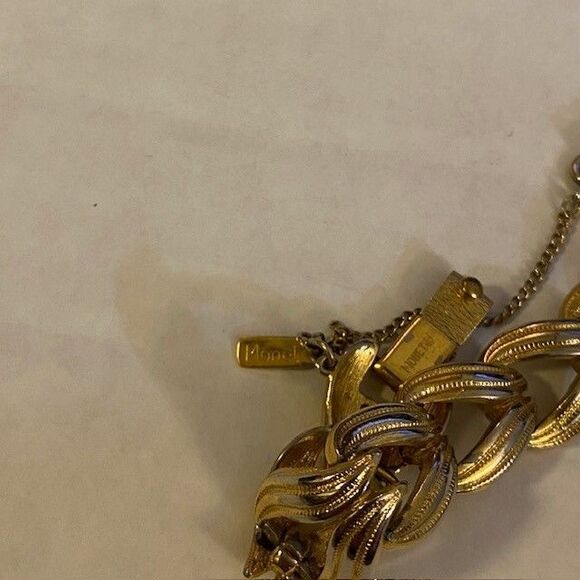 Vintage Monet Signed Gold Tone Chunky Chain Link Bracelet - Picture 5 of 5